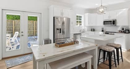 3 bed/2 bath Pup-friendly Cottage with a pool!