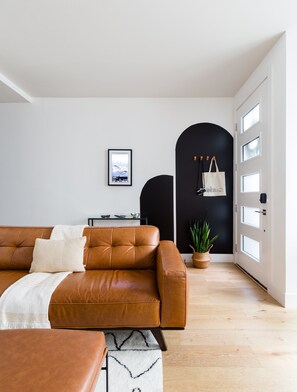 Smart TV - Exquisite views & property! Incredible 3 story + rooftop is waiting for you! (Seattle)