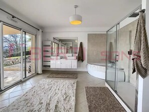 4 Schlafzimmer, Schreibtisch, Bügeleisen/Bügelbrett, Reisekinderbett