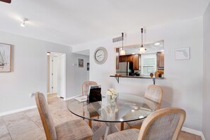 Dining - Dunedin Causeway Honeymoon Caladesi Island 1/1 Pool 211 (Dunedin)