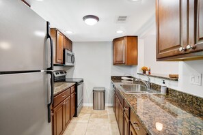 Private kitchen - Dunedin Causeway Honeymoon Caladesi Island 1/1 Pool 211 (Dunedin)
