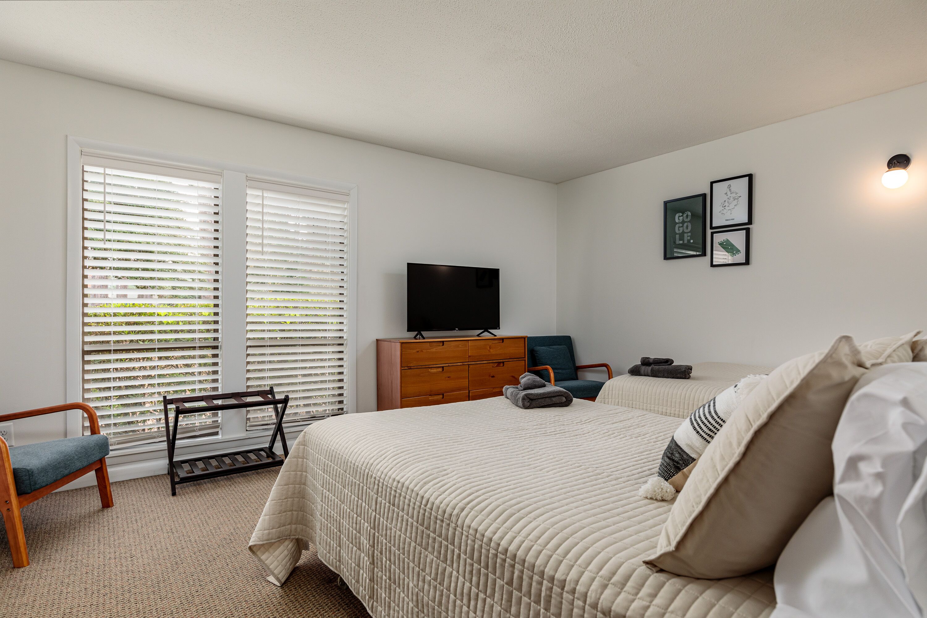 2 habitaciones, tabla de planchar con plancha y cuna de viaje 