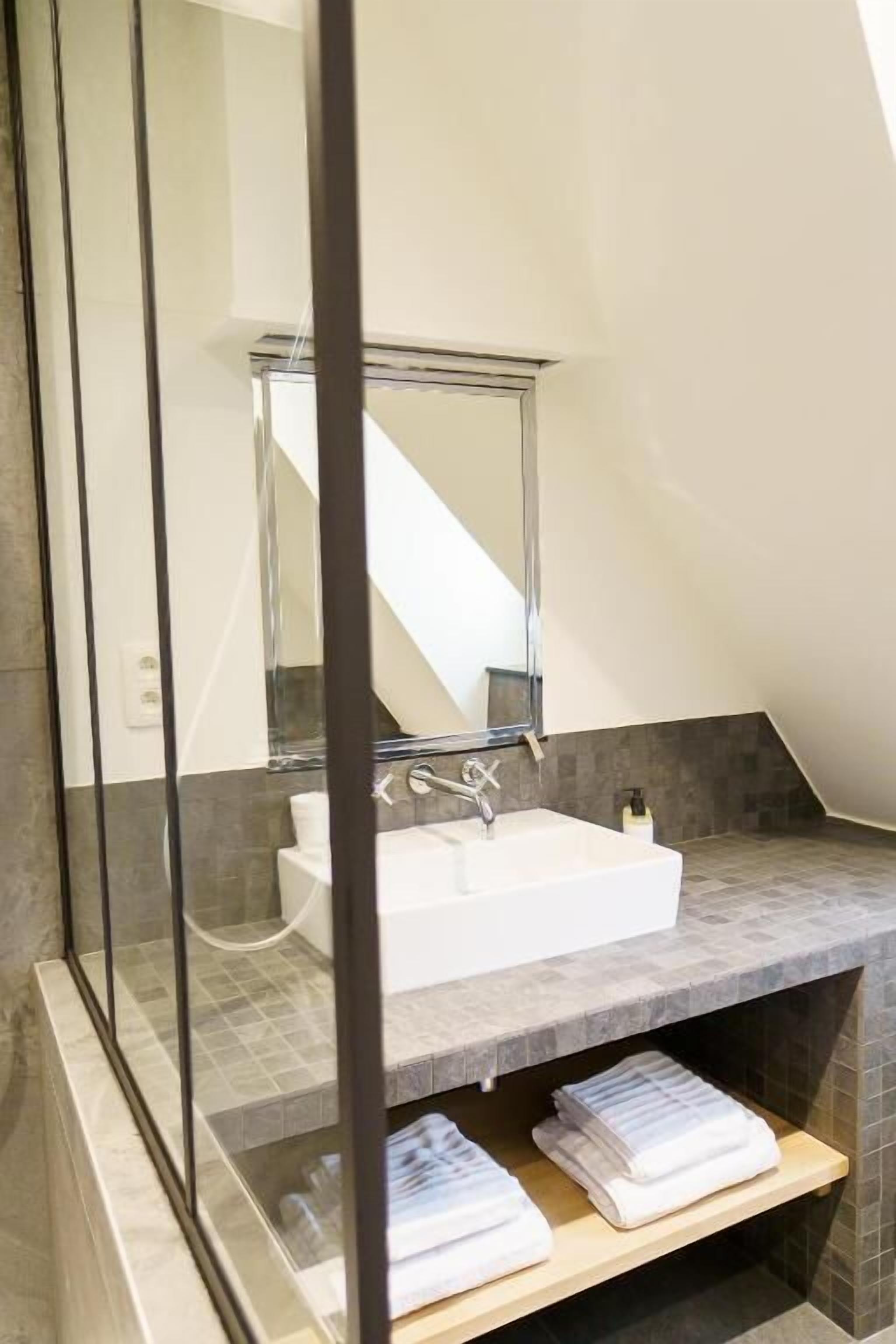 Superior Room | Bathroom | Shower, towels