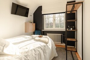 Classic Single Room | Individually decorated, desk, free WiFi, bed sheets - Villa Monceau (Ottignies-Louvain-la-Neuve)