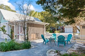 Terrace/patio - Charming Beach Cottage, private beach access, bunk room and amazing yard! (Miramar Beach)