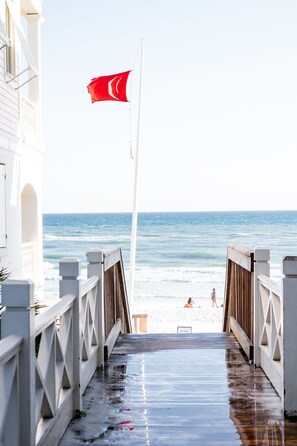 Beach nearby - Charming Beach Cottage, private beach access, bunk room and amazing yard! (Miramar Beach)