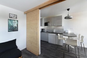 Interior - Ski-in/ski-out & foot of the slopes, 2nd floor, view ski slopes, balcony, tv, ski locker, 23m² (La Plagne)