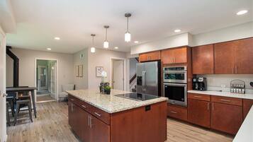 Jääkaappi, mikroaaltouuni, uuni, liesi