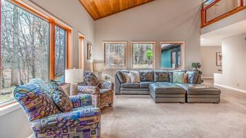 Älytelevisio, takka, kirjoja