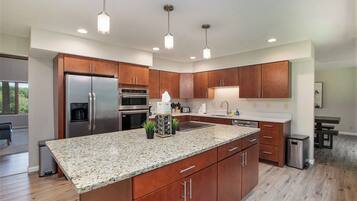 Geladeira, micro-ondas, fogão, cooktop