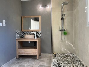 Bathtub, hair dryer, towels, soap - Charming Provencal house with panoramic view, 5 minutes from the Verdon (ARTIGNOSC-SUR-VERDON)
