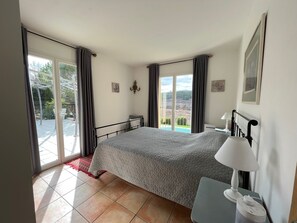 3 chambres, bureau, fer et planche à repasser, lit parapluie