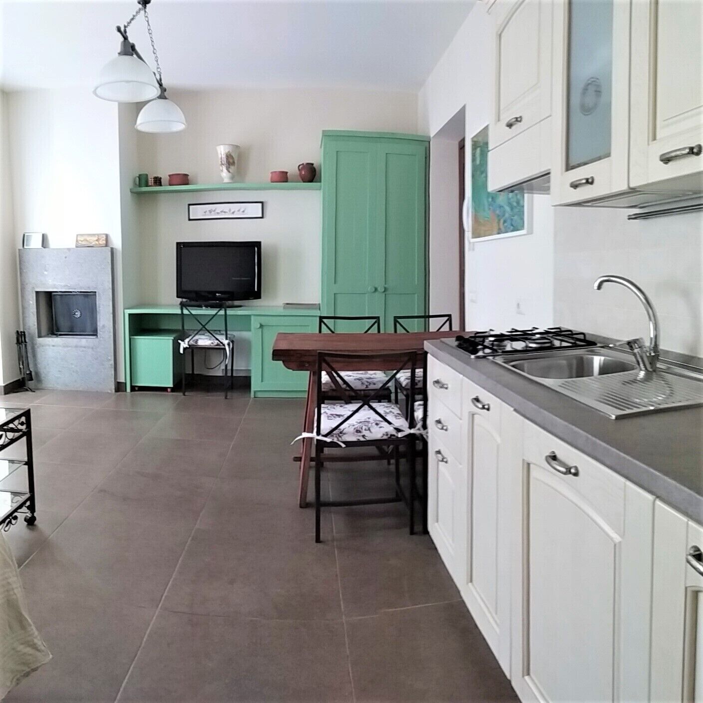 TWO-ROOM RED Narcissus