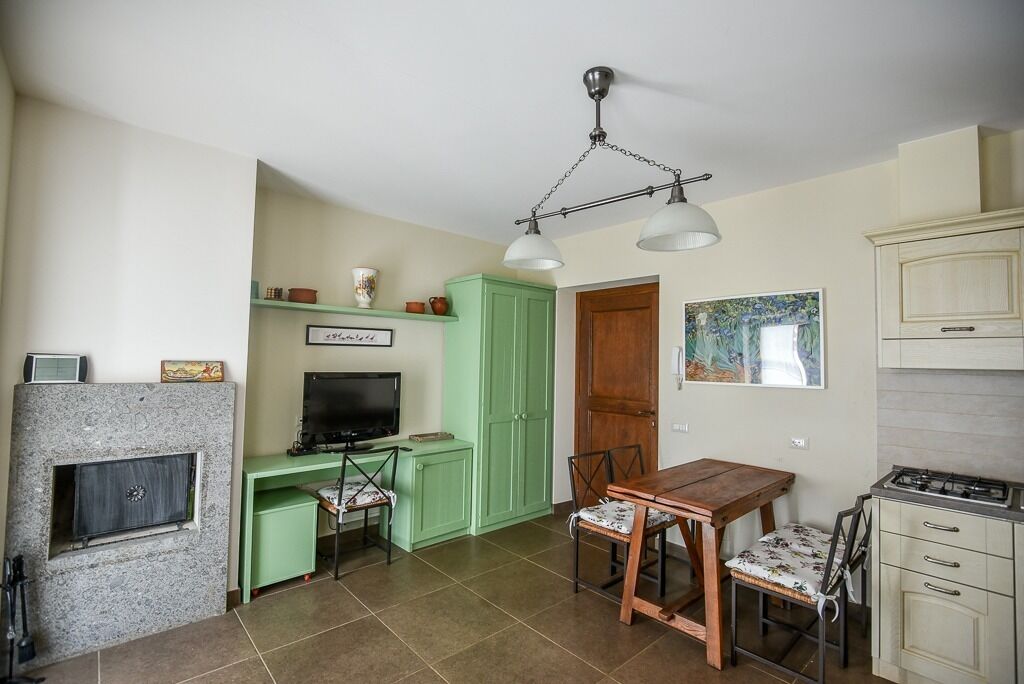 TWO-ROOM RED Narcissus