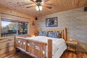 5 bedrooms, desk, iron/ironing board, travel crib