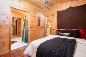 5 bedrooms, desk, iron/ironing board, travel crib - Skyview: Full Cabin, Hot Tub, Game Room 5BR/5BA (Ellijay)
