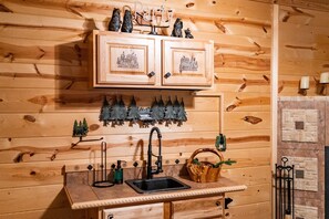 Interior - Skyview: Full Cabin, Hot Tub, Game Room 5BR/5BA (Ellijay)