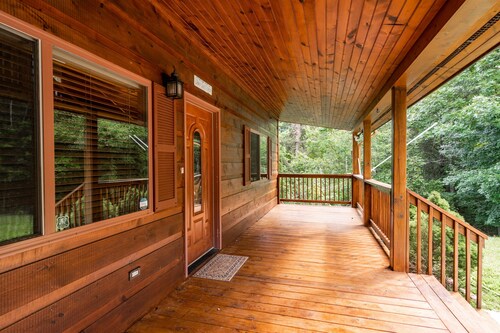 Skyview: Full Cabin, Hot Tub, Game Room 5BR/4.5BA