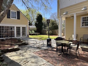 Outdoor dining - Downtown High Point. Private back yard with patio. Home gym. (High Point)