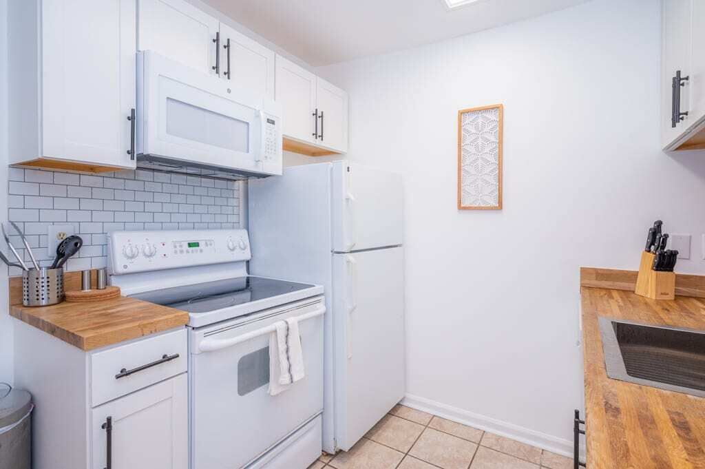 Chic and Comfy 1BR with Pool & Top Location