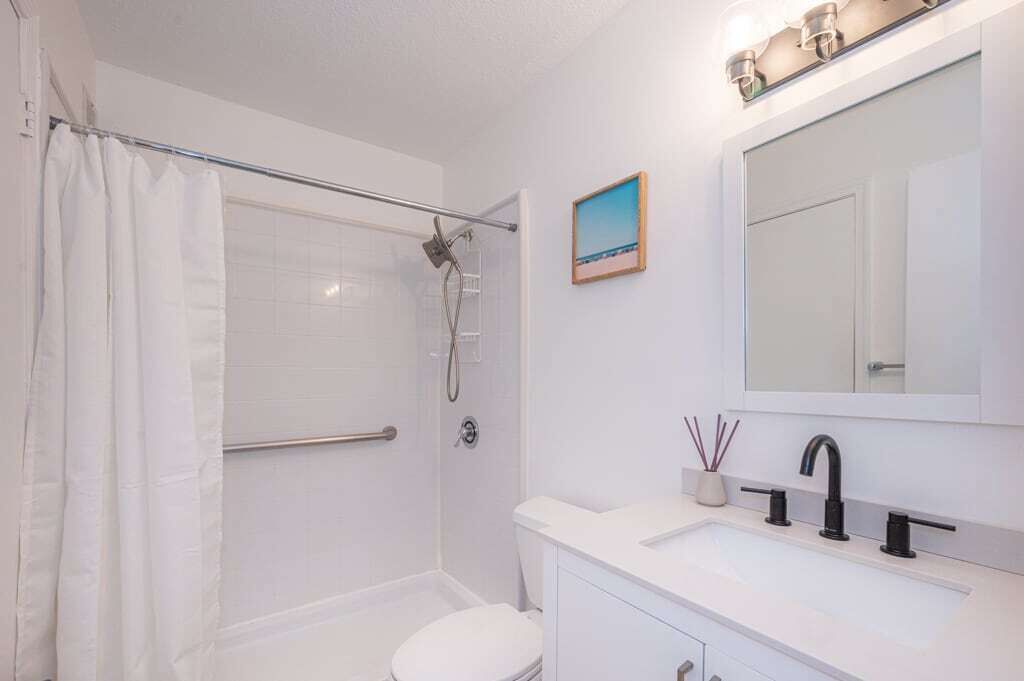Chic and Comfy 1BR with Pool & Top Location
