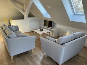 Smart TV - Zeuthen, top location, high-quality/quiet/bright furnished top floor apartment with garden, near the lake (Zeuthen)