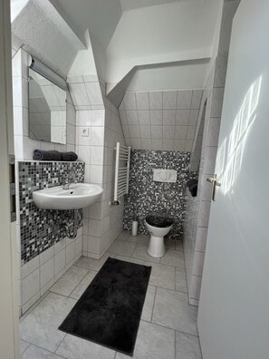 Shower, hair dryer, towels, soap - Zeuthen, top location, high-quality/quiet/bright furnished top floor apartment with garden, near the lake (Zeuthen)
