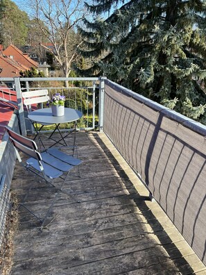 Outdoor dining - Zeuthen, top location, high-quality/quiet/bright furnished top floor apartment with garden, near the lake (Zeuthen)