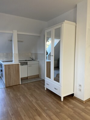 Una cocina moderna con armarios blancos y encimera de madera.