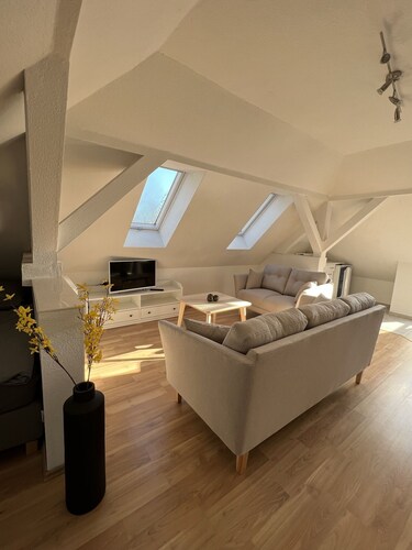 Zeuthen,Top Lage,hochwertige/ruhige/helle möblierte DG-Wohnung m Garten ,Seenähe