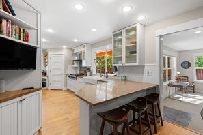 Réfrigérateur, four à micro-ondes, un four, surface de cuisson