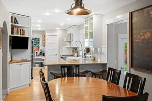 Fridge, microwave, oven, stovetop - Brentwood House - Furnished, 30+ day home rental in a quiet neighborhood! (Bozeman)