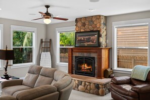 Interior - Brentwood House - Furnished, 30+ day home rental in a quiet neighborhood! (Bozeman)