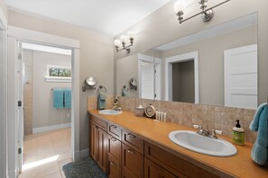 Ensemble douche/baignoire, sèche-cheveux, serviettes fournies