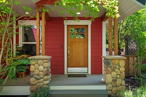 Exterior detail - Brentwood House - Furnished, 30+ day home rental in a quiet neighborhood! (Bozeman)