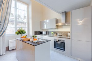 Kühlschrank, Mikrowelle, Ofen, Geschirrspüler
