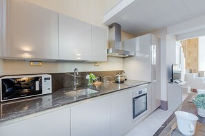 Kühlschrank, Mikrowelle, Ofen, Geschirrspüler