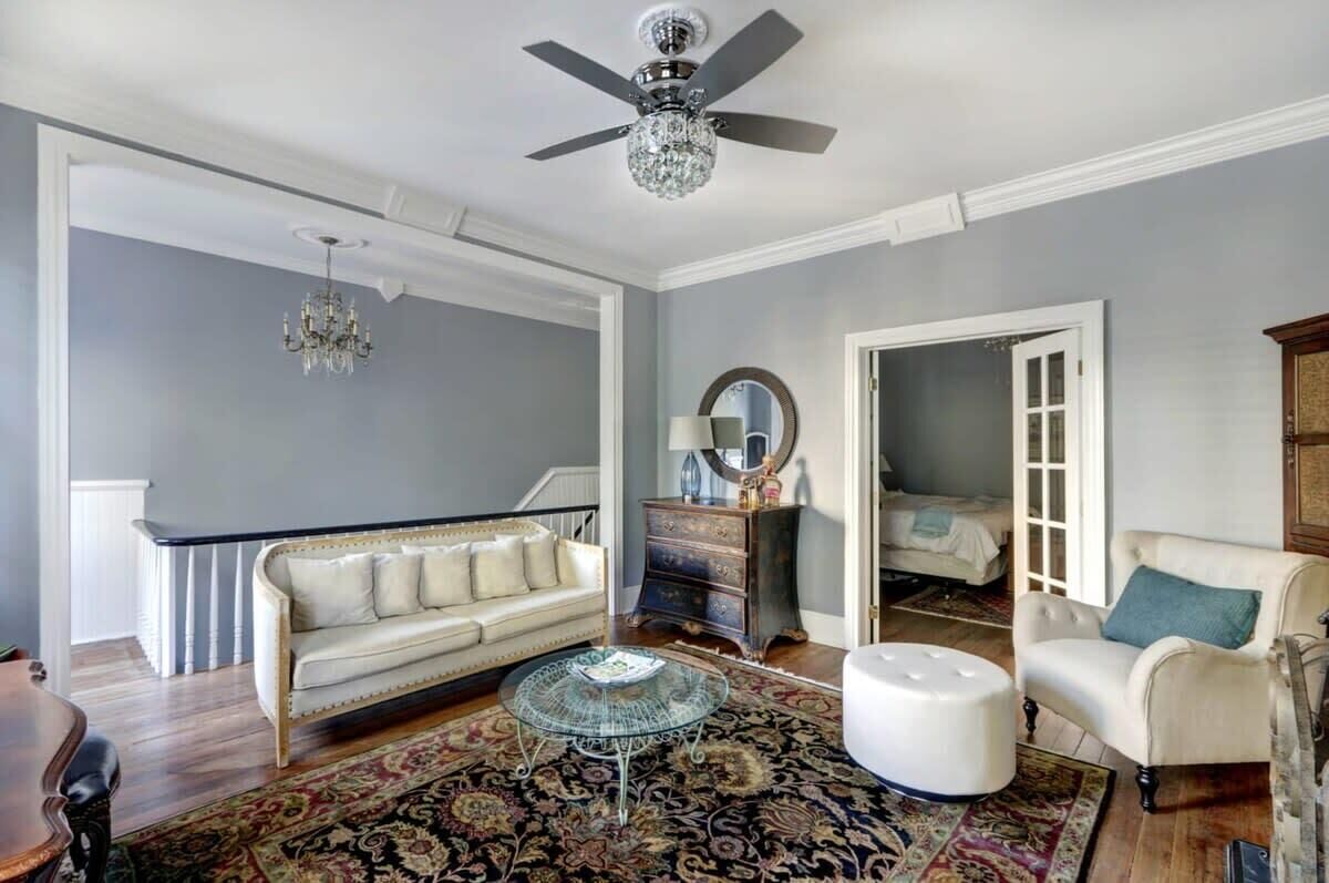 Televisión y oficina 