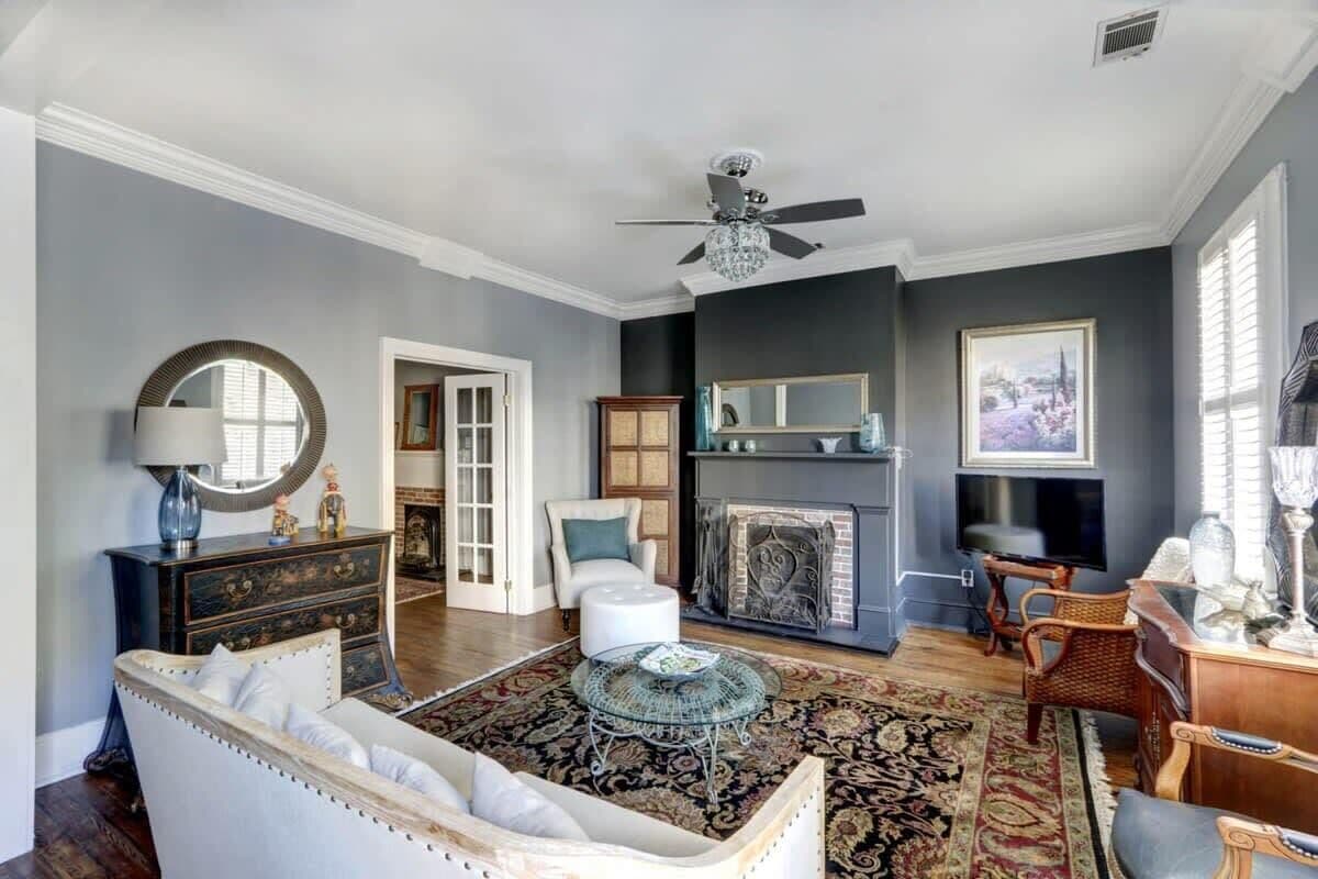 Televisión y oficina 