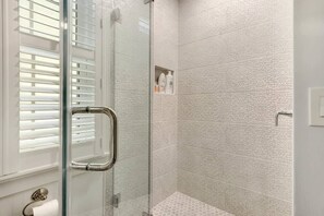 Douche, sèche-cheveux, serviettes fournies
