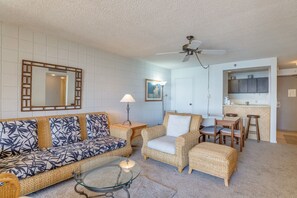 Living room - Valley Isle #703 2 Bedroom Condo by RedAwning (Lahaina)