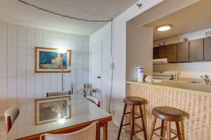 Condo, 2 quartos | Cozinha privada | Geladeira grande, micro-ondas, fogão, cafeteira/chaleira