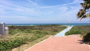 A pathway leading to a beach with a clear view of the ocean. - Cognito Townhouse 3 Bedroom Home by RedAwning (South Padre Island)