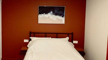 1 slaapkamer, een bureau, een strijkplank/strijkijzer, wifi