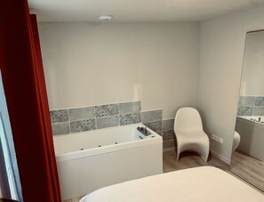 2 bedrooms, desk, iron/ironing board, WiFi - Superb cocoon with balneotherapy bath in the room in south of France (Gignac)
