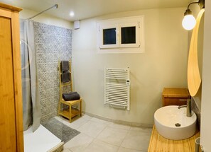 Een douche, een bubbelbad, een haardroger, een bidet