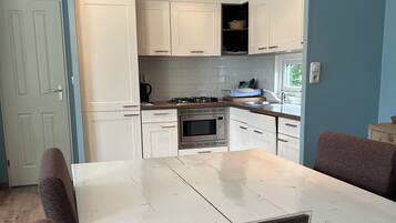 Een koelkast, een magnetron, een oven, een kookplaat