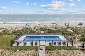 Zona de piscina con vistas a la playa y al océano.