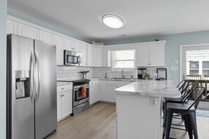 Coffee/tea maker, fridge, microwave, oven