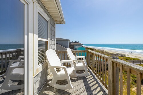 “Shore Thing” at our spacious Beachfront Oasis - EAST